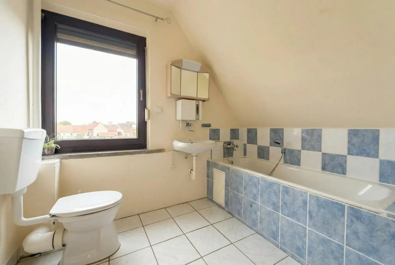 Immobilienfoto nach der KI-Optimierung - Aufgeräumtes Badezimmer