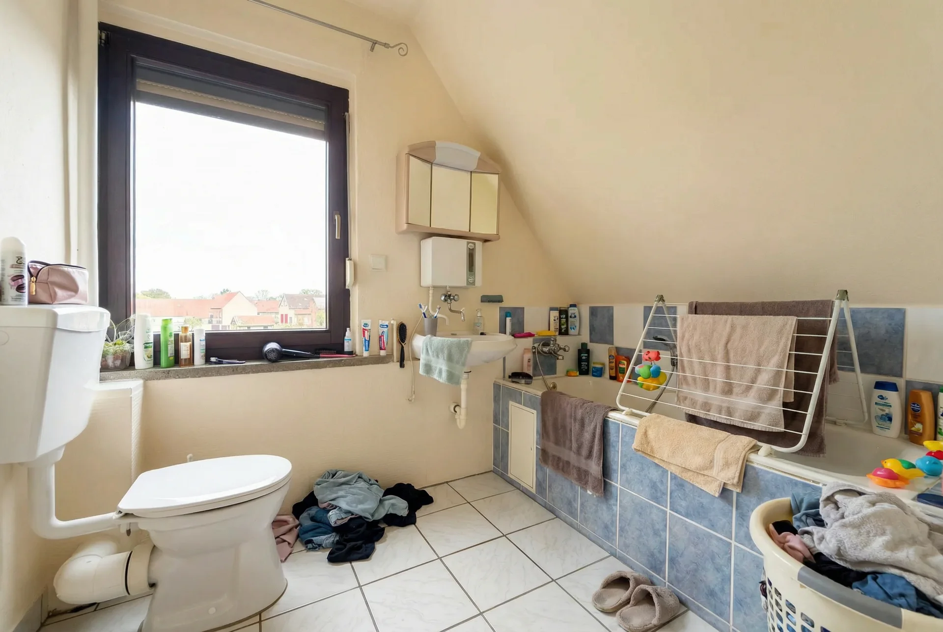 Immobilienfoto vor der KI-Optimierung - Unaufgeräumtes Badezimmer